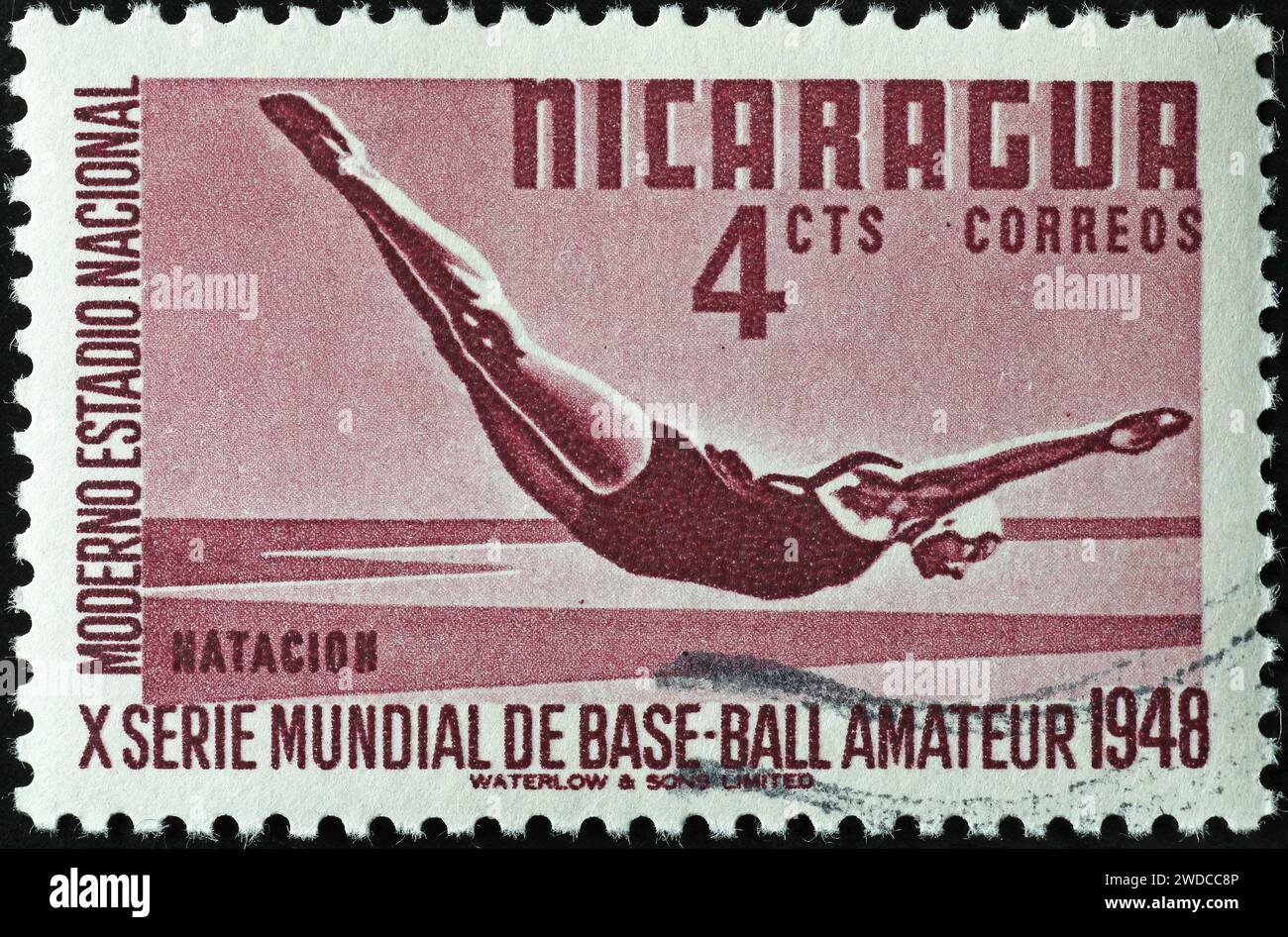 Femme plongeant sur un vieux timbre-poste du Nicaragua Banque D'Images