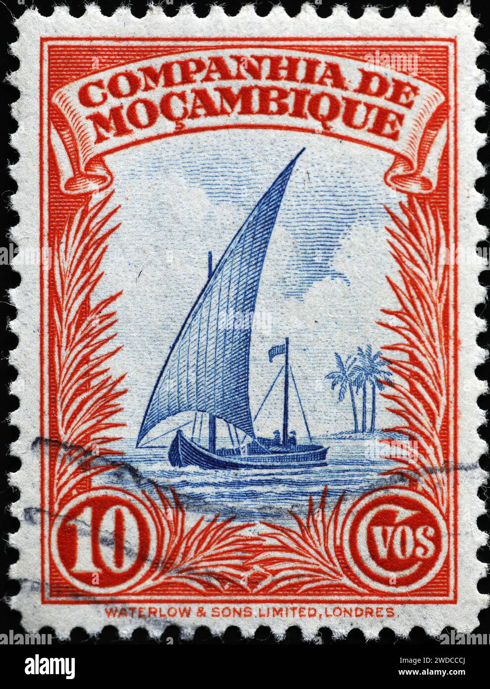 Vieux voilier sur timbre vintage du Mozambique Banque D'Images