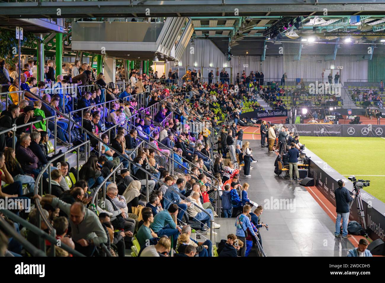 Une foule regarde attentivement un événement sportif dans une salle, Mercedes Benz Junior Cup, Glaspalast Sindelfingen, Allemagne Banque D'Images