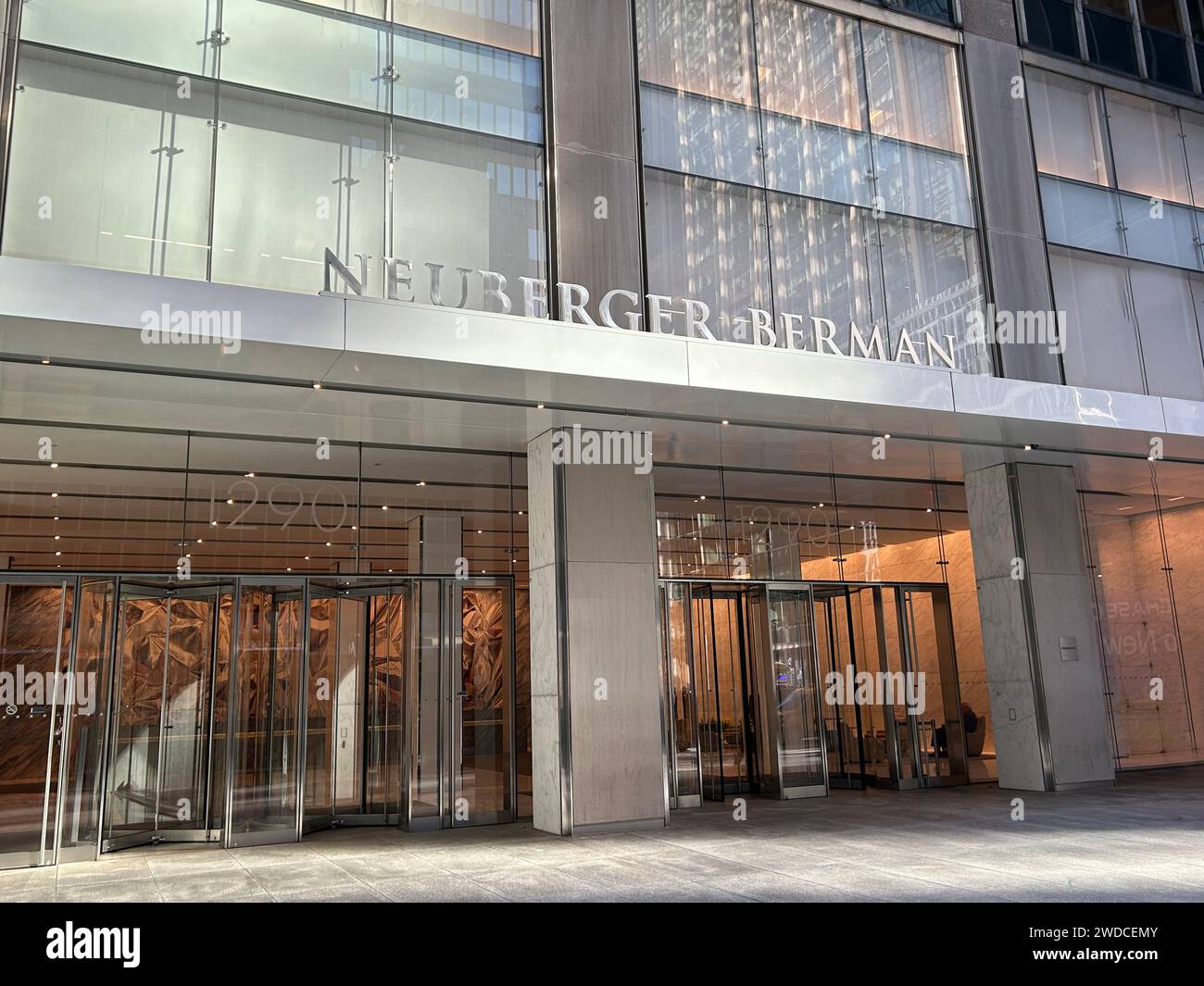 Neuberger Berman Group LLC, bâtiment extérieur du siège social, 1290 Avenue of the Americas, New York City, New York, États-Unis Banque D'Images