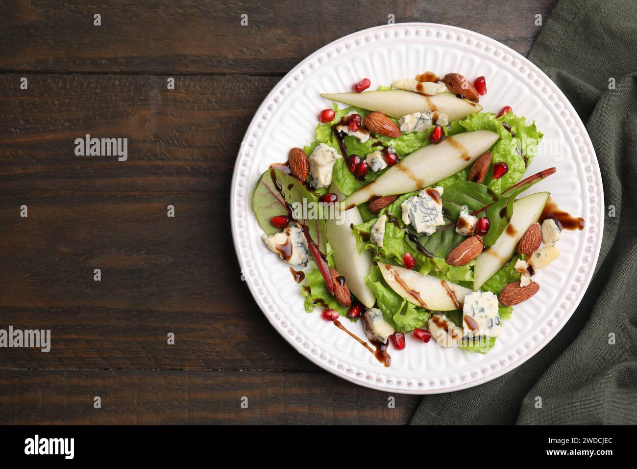 Délicieuse salade de poires avec sauce sur table en bois, vue de dessus. Espace pour le texte Banque D'Images