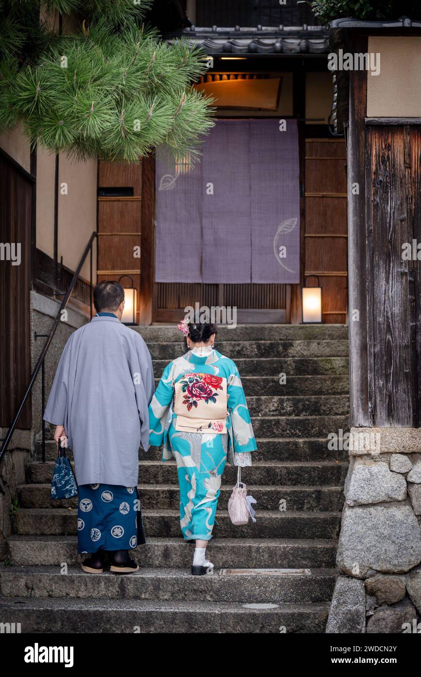 Couple senior portant kimono, vue arrière. Banque D'Images