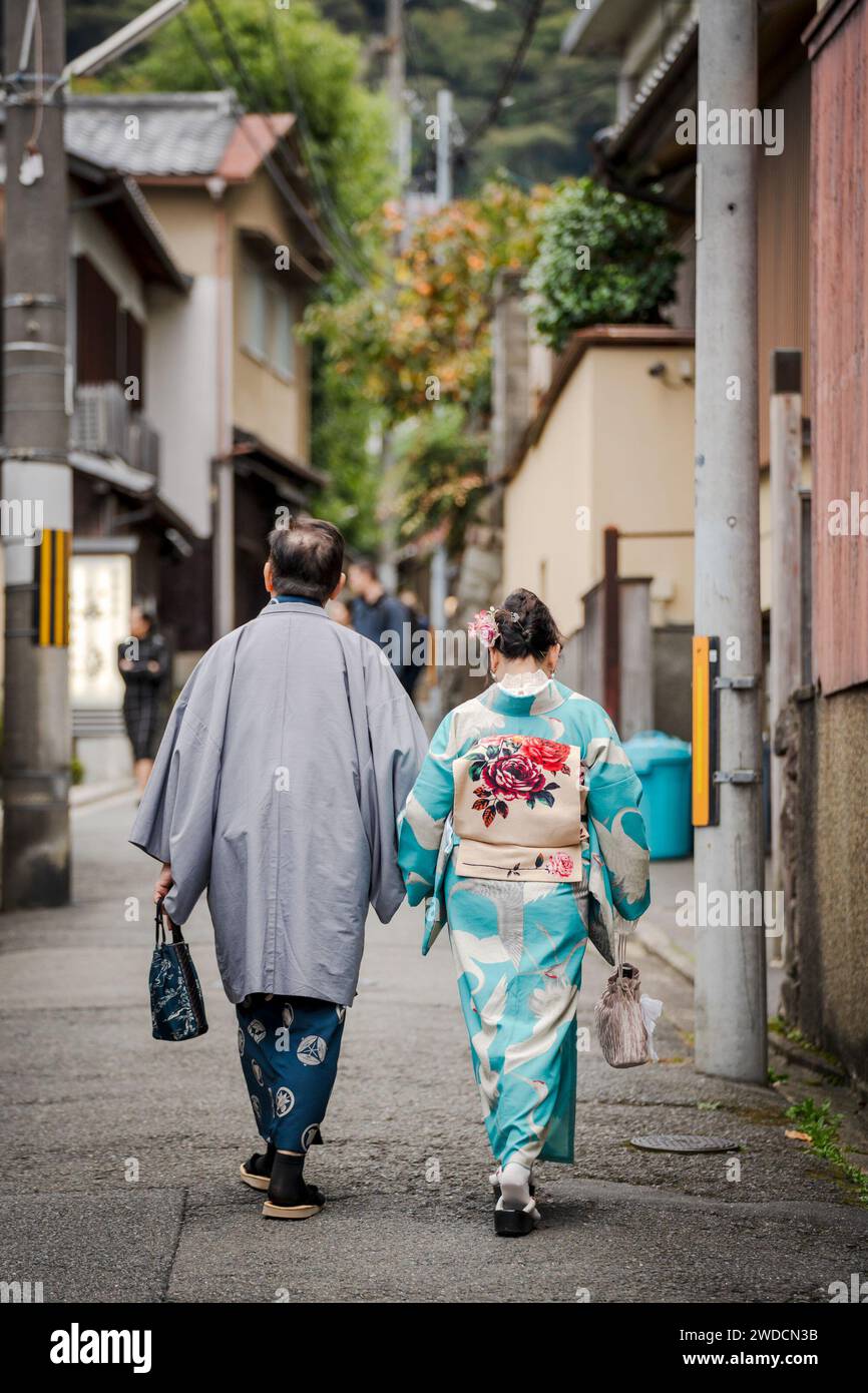 Couple senior portant kimono, vue arrière. Banque D'Images