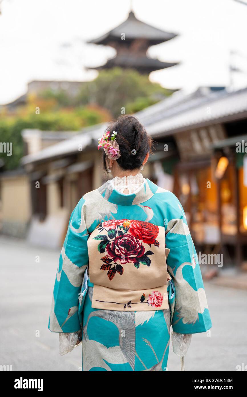 Couple senior portant kimono, vue arrière. Banque D'Images