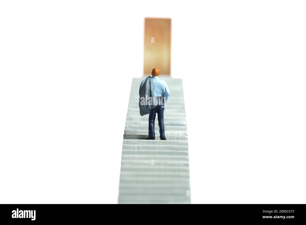 Photographie miniature de figurine de jouet de personnes minuscules. Illustration du concept d'entreprise. Un homme d'affaires marchant sur l'escalier à la porte. Isolé sur un backgr blanc Banque D'Images