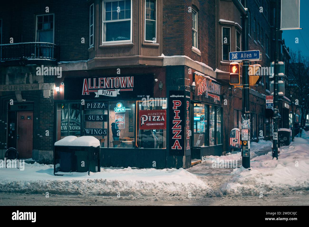 Allentown Pizza par une nuit d'hiver enneigée, Buffalo, New York Banque D'Images