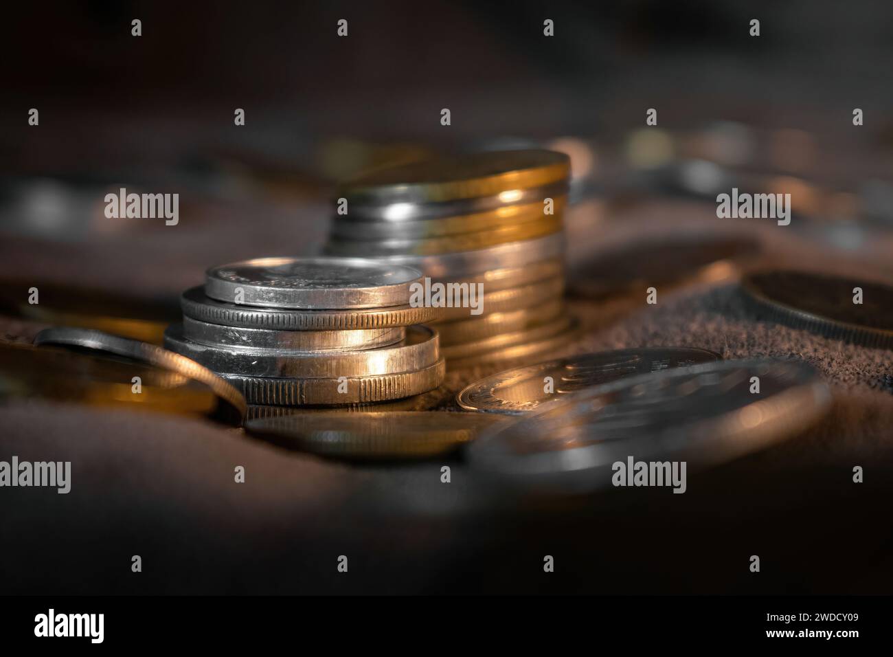 Pile de pièces. Indonésie vieilles pièces. pièces des années 90. Richesse et richesse. Finance et investissement d'échange d'argent comme concept. Banque D'Images