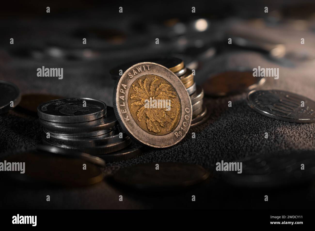 Pile de pièces. Indonésie vieilles pièces. pièces des années 90. Richesse et richesse. Finance et investissement d'échange d'argent comme concept. Banque D'Images