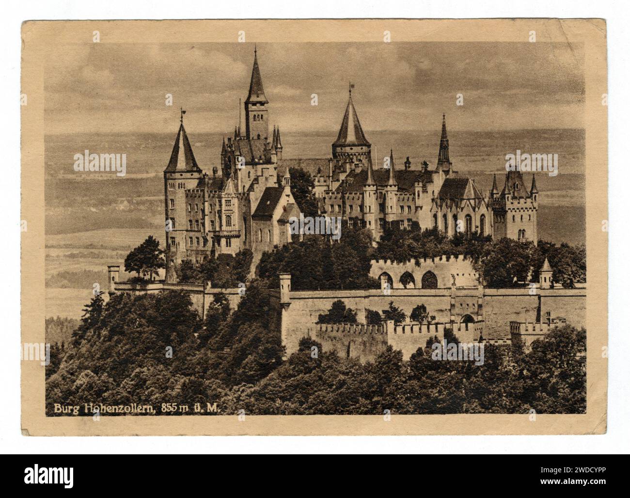 Carte postale sépia des années 1940 du château de Hohenzollern près de Hechingen, Allemagne. Banque D'Images