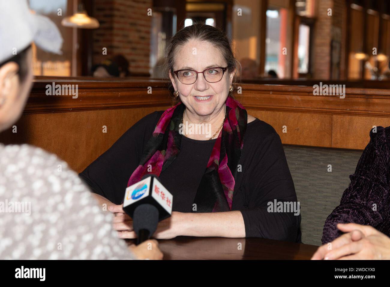 Dallas, États-Unis. 9 janvier 2024. Juliet Thomas raconte son histoire d'apprendre le chinois lors d'une interview avec Xinhua à Dallas, Texas, États-Unis, le 9 janvier 2024. POUR ALLER AVEC 'Feature : au-delà de la langue -- le voyage d'apprentissage chinois de la femme américaine d'une décennie' crédit : Tian Dan/Xinhua/Alamy Live News Banque D'Images