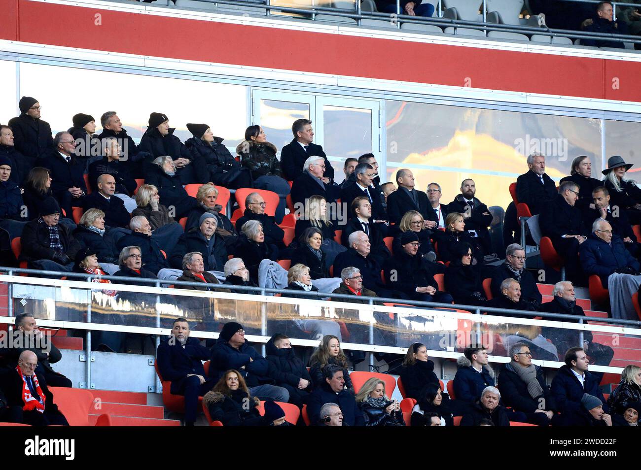 Die Gästetribüne avec Karl-Heinz Rummenigge, Patricia Riekel, Helmut Markwort, Frank-Walter Steinmeier, Herbert Hainer, OLAF Scholz, Joel Beckenbauer, Heidi Beckenbauer, Francesca Beckenbauer, Paul Breitner, Rudi Völler, Günter Netzer, OLAF Thon und Edmund Stoiber BEI der Gedenkfeier für Franz Beckenbauer in der Allianz Arena. München, 19.01.2024 *** The guest Gallery with Karl Heinz Rummenigge, Patricia Riekel, Helmut Markwort, Frank Walter Steinmeier, Herbert Hainer, OLAF Scholz, Joel Beckenbauer, Heidi Beckenbauer, Francesca Beckenbauer, Paul Breitner, Rudi Völler, Günter Netzer, OLAF Thon A. Banque D'Images