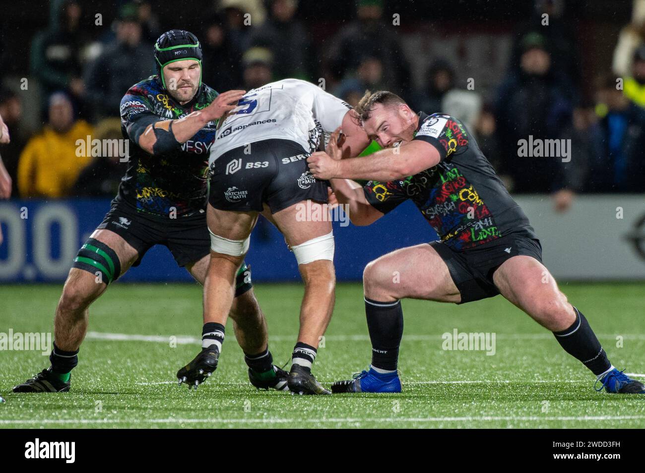 Galway, Irlande. 20 janvier 2024. Joe Batley de Bristol Bears affronté par Peter Dooley de Connacht et Shamus Hurley-Langton de Connacht lors de la coupe des Champions Investec, ronde 4, match de la poule 1 entre Connacht Rugby et Bristol Bears au Dexcom Stadium de Galway, Irlande, le 19 janvier 2024 (photo Andrew SURMA/ Credit: SIPA USA/Alamy Live News Banque D'Images