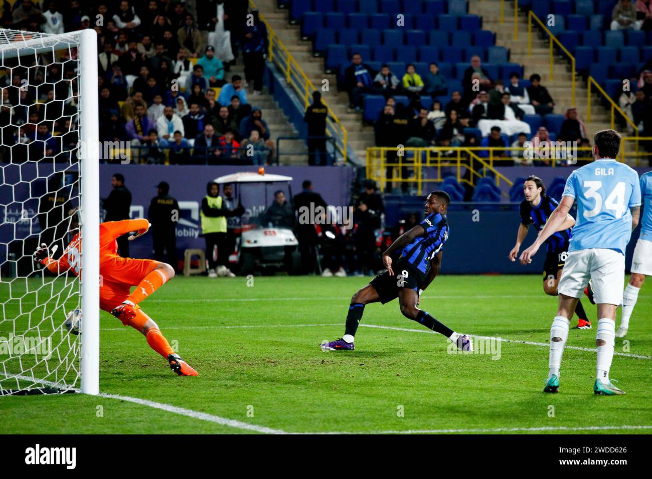 Riyad. 20 janvier 2024. Marcus Thuram (C) du FC Inter marque lors du match de demi-finale de la Super coupe d'Italie entre le FC Inter et le Lazio à Riyad, en Arabie Saoudite, le 19 janvier 2024. Crédit : Xinhua/Alamy Live News Banque D'Images