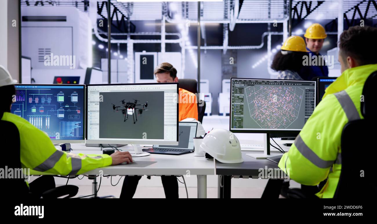 Ingénieur effectuant la conception de modèle CAO 3D sur ordinateur à l'usine Banque D'Images