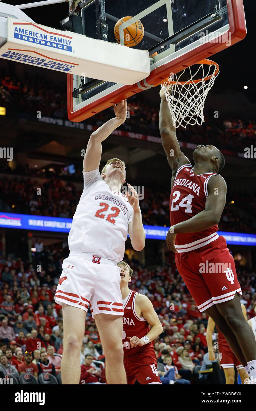 Madison, WISCONSIN, États-Unis. 19 janvier 2024. Steven Crowl (22), attaquant des Indiana Hoosiers, joue contre Payton Sparks (24), lors du match de basketball de la NCAA entre les Indiana Hoosiers et les Wisconsin Badgers au Kohl Center de Madison, WI. Darren Lee/CSM/Alamy Live News Banque D'Images