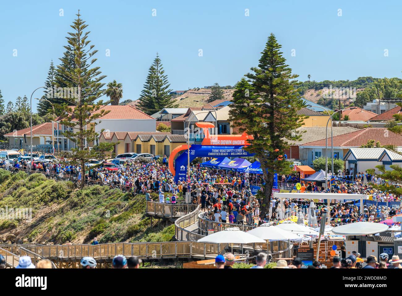 Adélaïde, Australie du Sud - 20 janvier 2024 : Santos Tour Down Under race THINK! Sécurité routière Homme étape 5 Christies Beach - Willunga Hill commence par Banque D'Images