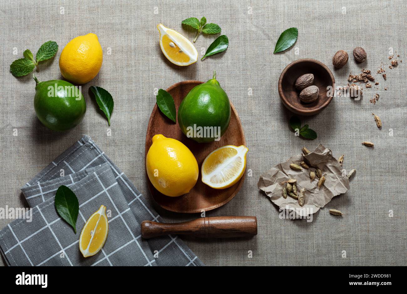 citrons avec des citrons verts et des tranches sur fond de toile Banque D'Images