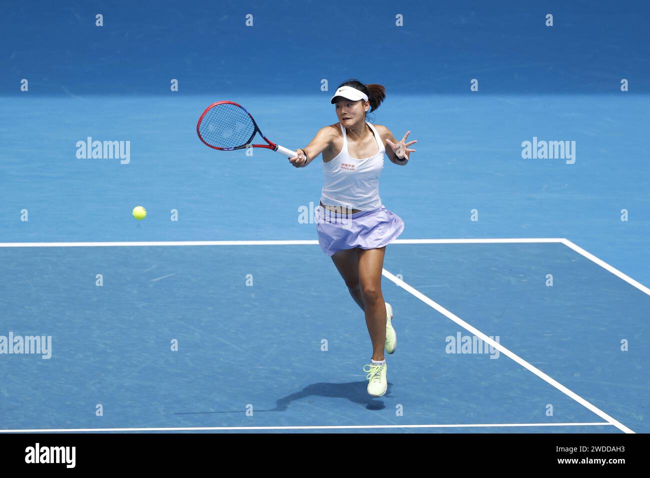 Melbourne, Australie. 20 janvier 2024. Yafan Wang (CHN) en action lors de leur match de troisième tour contre Qinwen Zheng (CHN) crédit : Independent photo Agency/Alamy Live News Banque D'Images