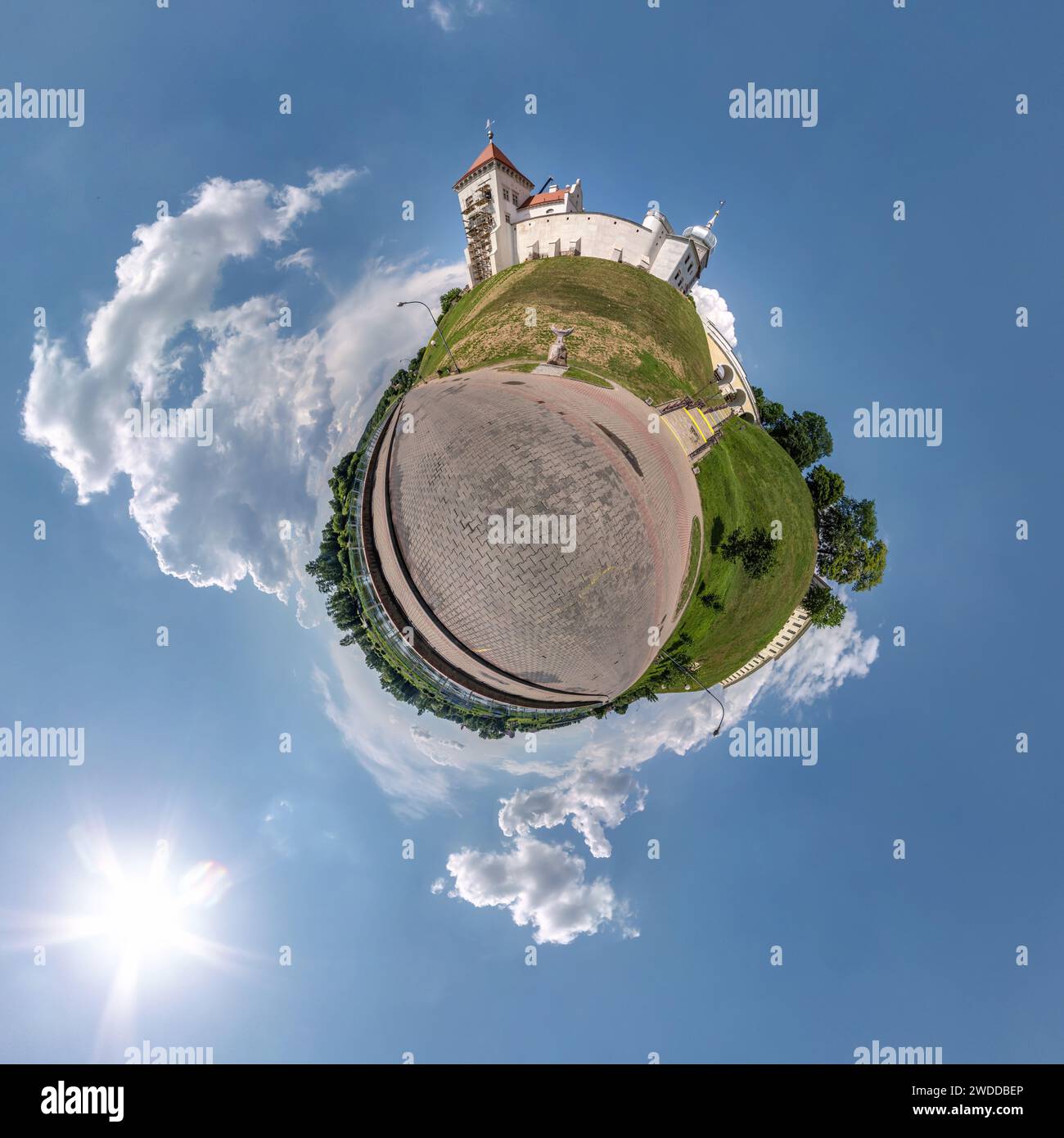 petite planète et sphérique vue panoramique 360 sur rue ancien château médiéval avec église et bâtiments historiques avec colonnes Banque D'Images