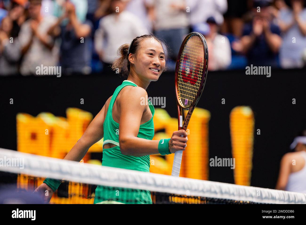 Melbourne, Australie. 20 janvier 2024. Zheng Qinwen célèbre lors du match de 3e tour en simple féminin entre Zheng Qinwen et Wang Yafan, de Chine, au tournoi de tennis Open d'Australie à Melbourne, en Australie, le 20 janvier 2024. Crédit : CHU Chen/Xinhua/Alamy Live News Banque D'Images