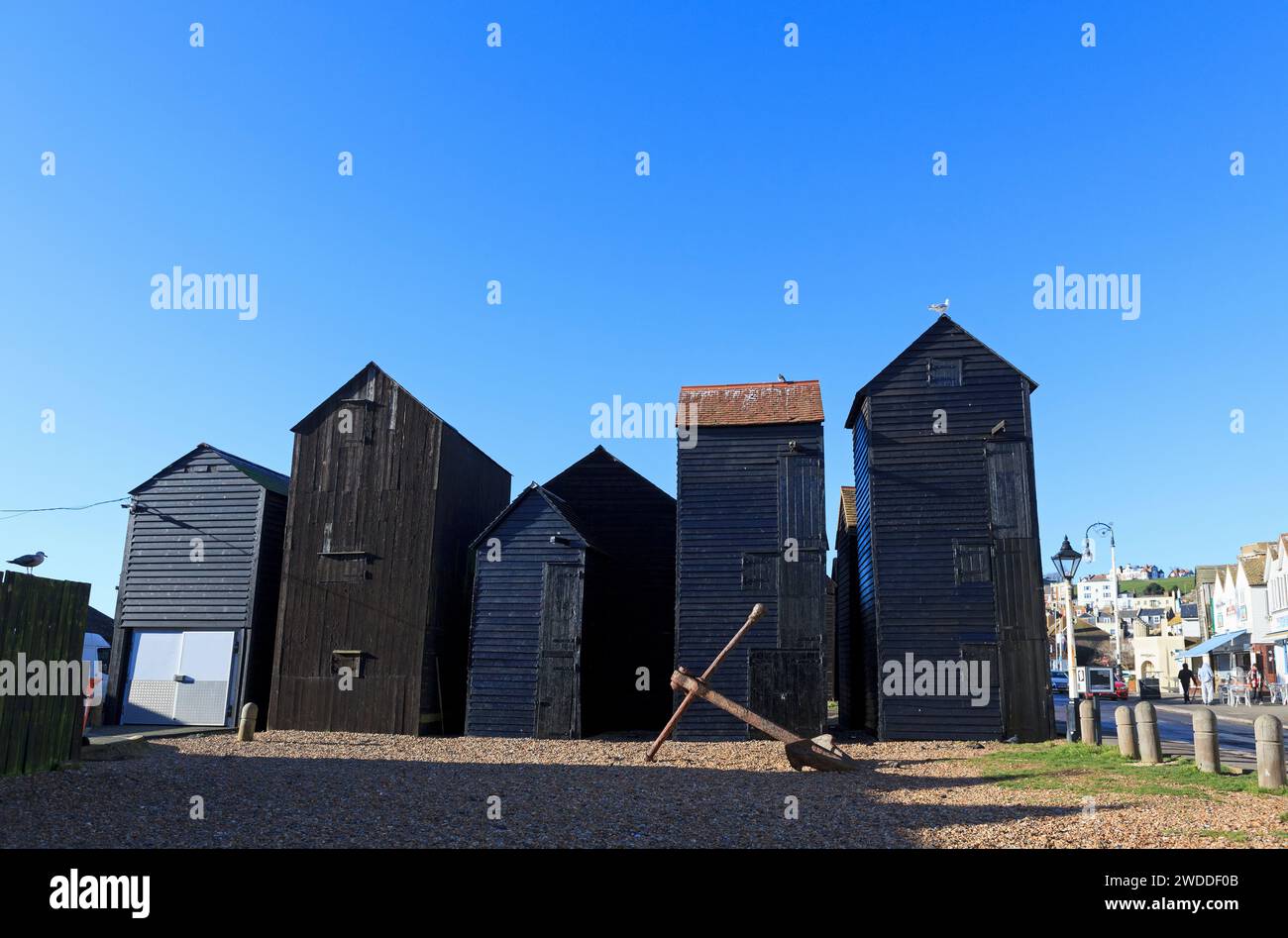 Hastings, huttes traditionnelles peintes en noir sur la plage des pêcheurs de Old Town Stade Banque D'Images