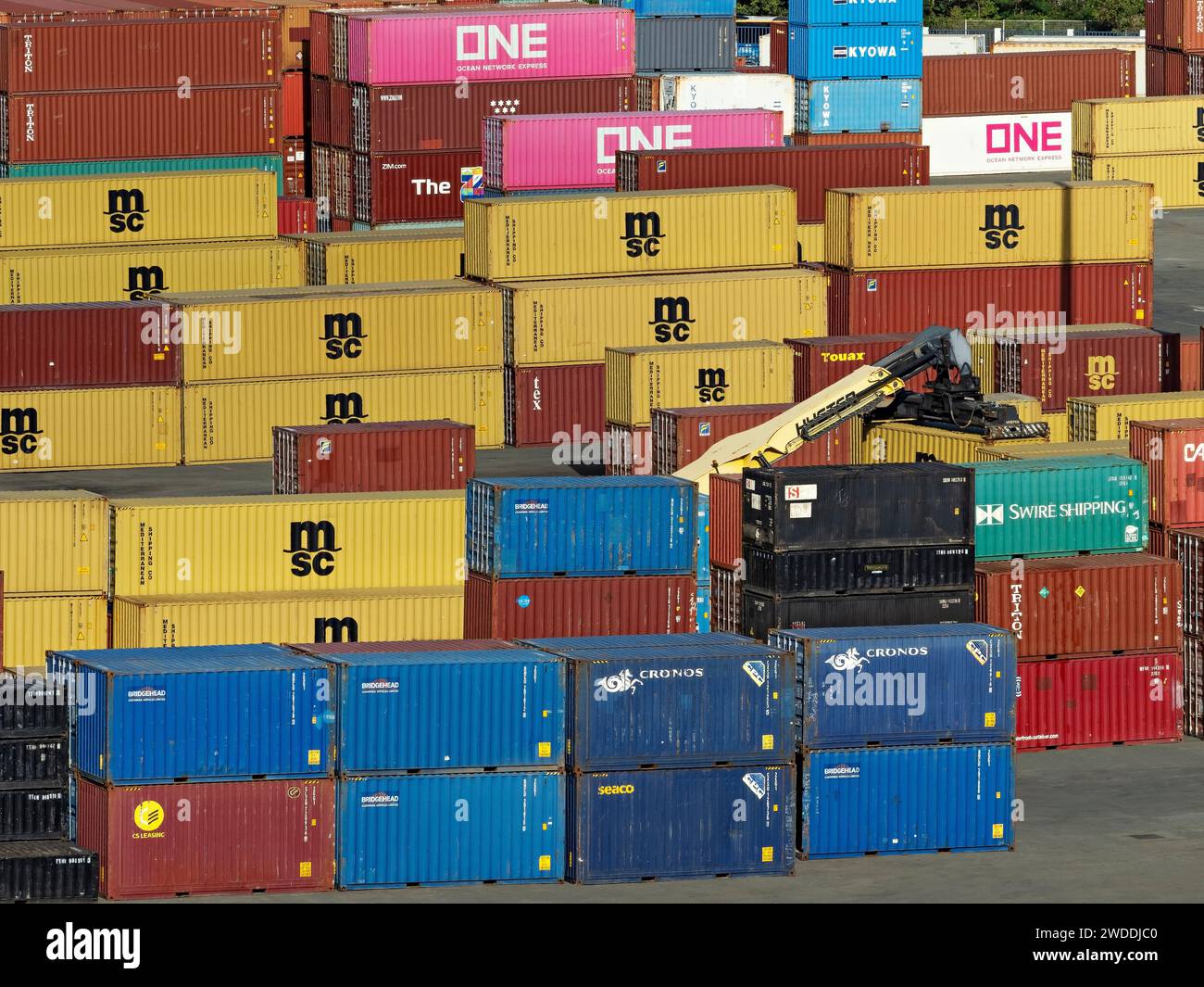 Industrie maritime / conteneurs maritimes empilés dans le port de Nouméa, Nouvelle-Calédonie. Banque D'Images