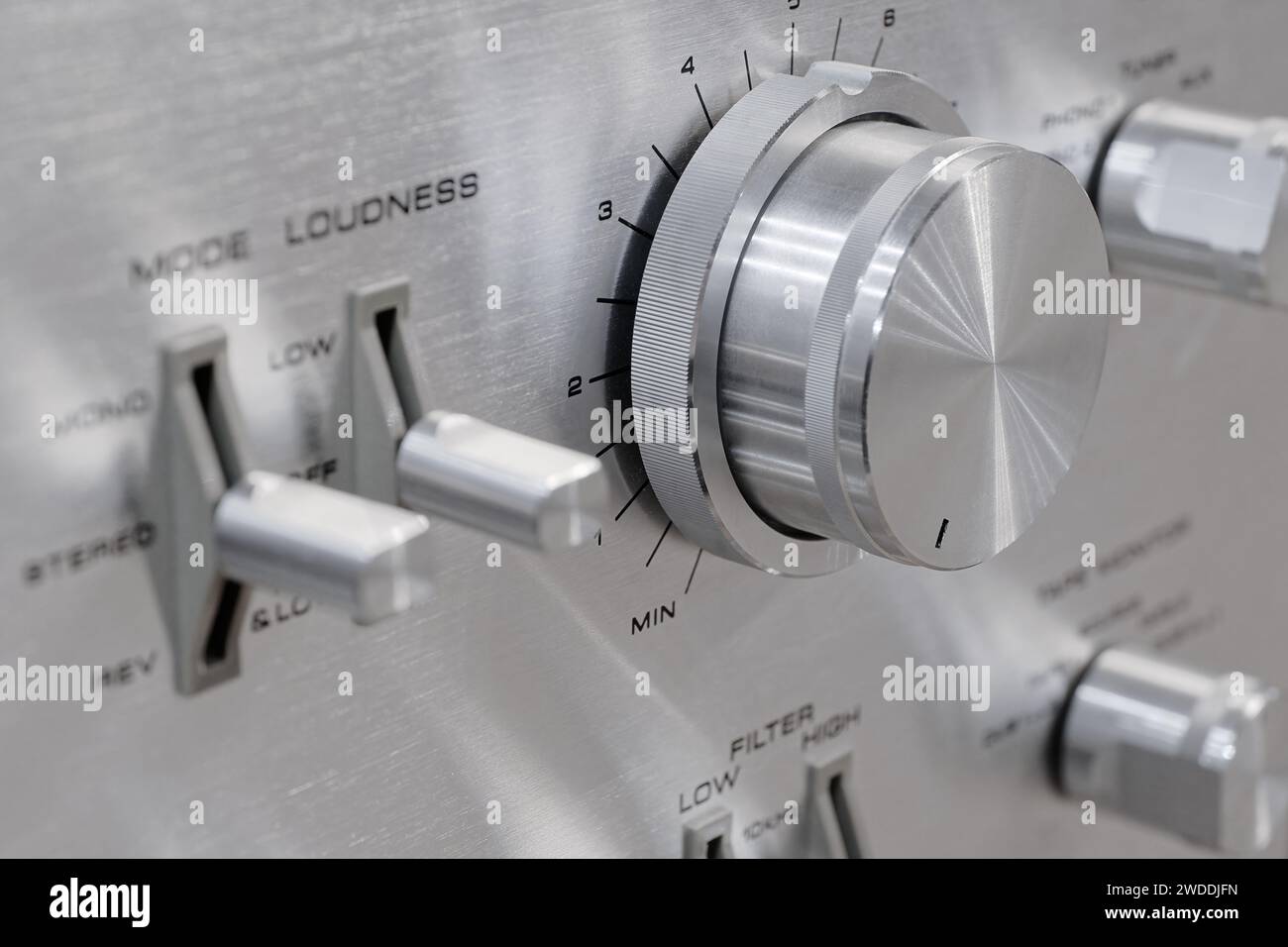 Ancien amplificateur stéréo vintage, façade en aluminium avec boutons, boutons, cadrans et commutateurs, gros plan Banque D'Images