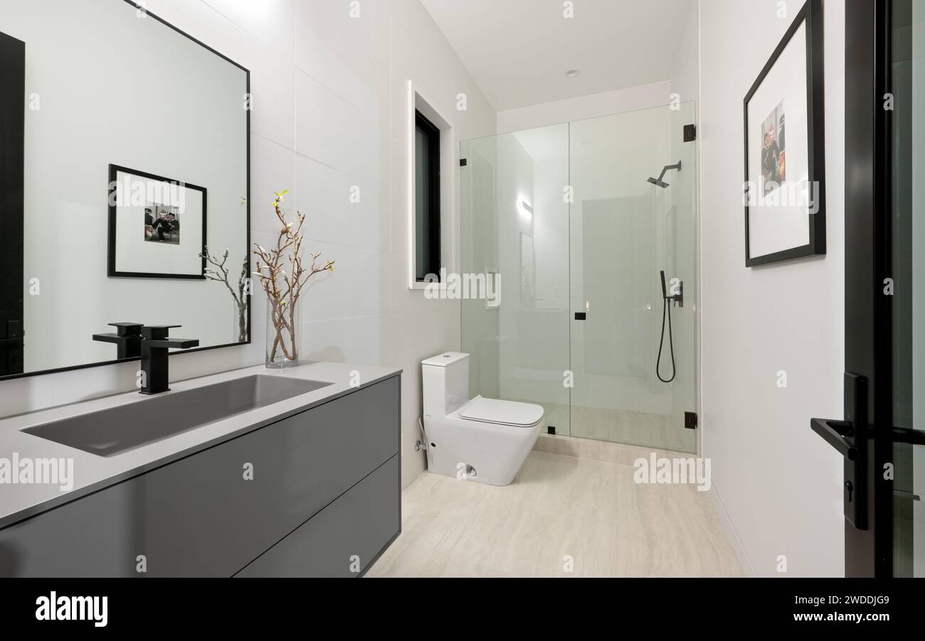 Une salle de bains spacieuse avec meuble-lavabo double, douche moderne et toilettes, New Construction Home à Tarzana, Californie Banque D'Images