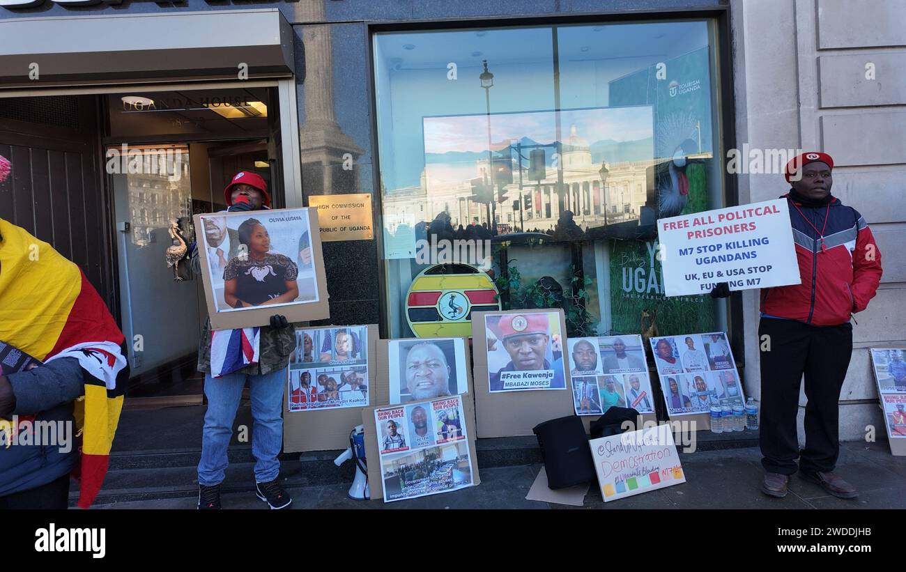 Un petit groupe de manifestants à la Maison de l'Ouganda à Trafalgar Square réclamant la liberté des prisonniers politiques, Londres, Royaume-Uni Banque D'Images