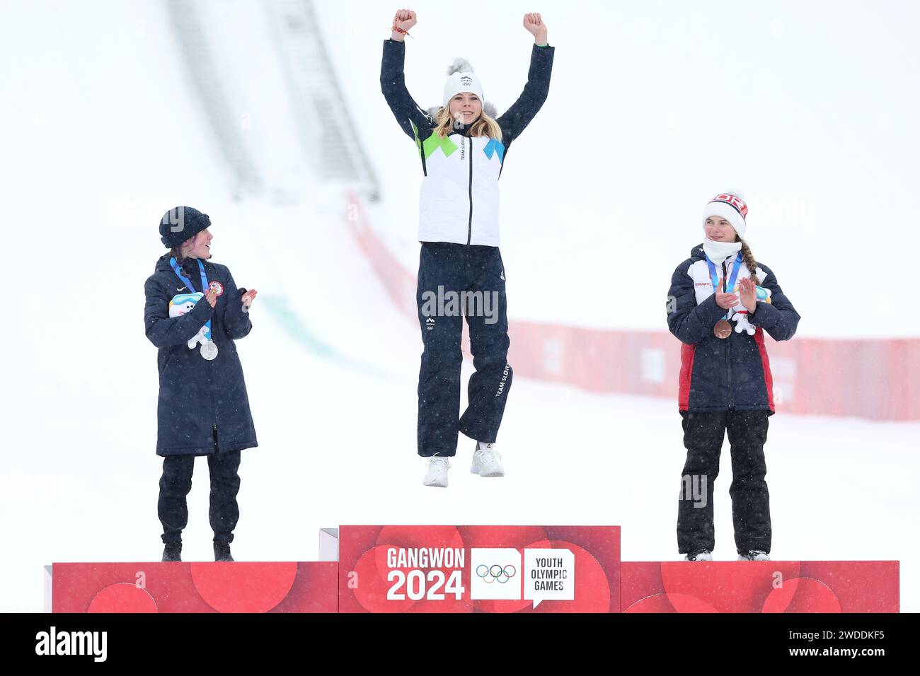 PyeongChang, Corée du Sud. 20 janvier 2024. La médaillée d'or Taja Bodlaj, de Slovénie (C), monte sur le podium lors de la cérémonie de remise de l'épreuve individuelle de saut à ski de Colline normale féminine aux Jeux olympiques de la jeunesse d'hiver de Gangwon 2024 à Pyeongchang, en Corée du Sud, le 20 janvier 2024. Crédit : Li Ming/Xinhua/Alamy Live News Banque D'Images
