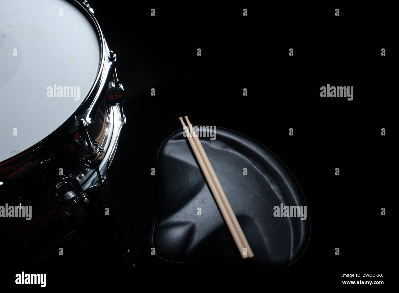 Détails de Snare tambour, bâtons de tambour et tabouret de tambour Banque D'Images
