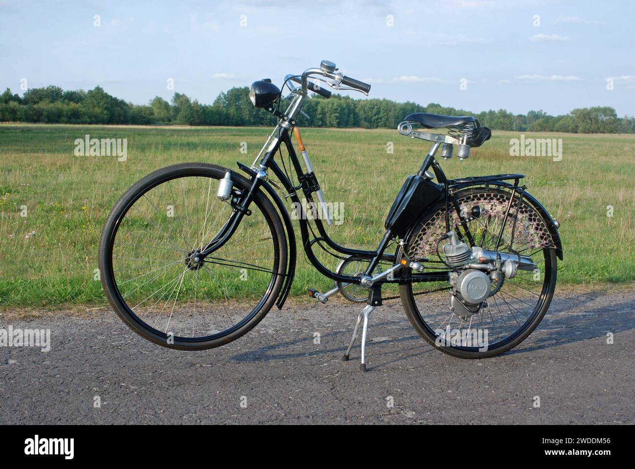 11.08.2015 Diamant Damenfahrrad mit MAW Hilfsmotor Deutschland/ Sachsen Anhalt/ Altmark/ Bördekreis/ Stadt Oebisfelde/ Bergfriede/ Diamant Damenfahrrad mit MAW Hilfsmotor/ Baujahr 1953/ im Volksmund Hühnerschreck genannt *** 11 08 2015 Diamant vélo pour dames avec moteur auxiliaire MAW Allemagne Saxe Anhalt Altmark Bördekreis ville Oebisfelde Bergfriede Diamant vélo pour dames avec moteur auxiliaire MAW année 1953 populairement connu sous le nom de Hühnerschreck Banque D'Images