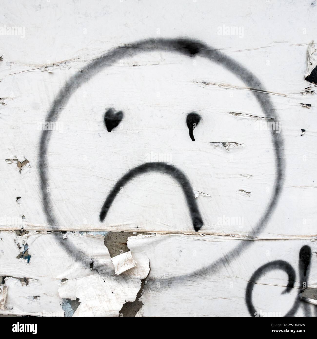 Sourire triste peint sur le mur. Concepts et antécédents. Banque D'Images