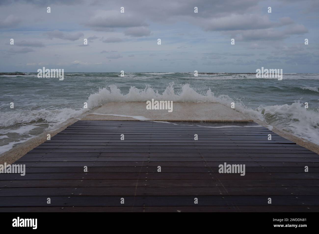 La jetée humide et inondée en raison des vagues causées par la tempête Banque D'Images