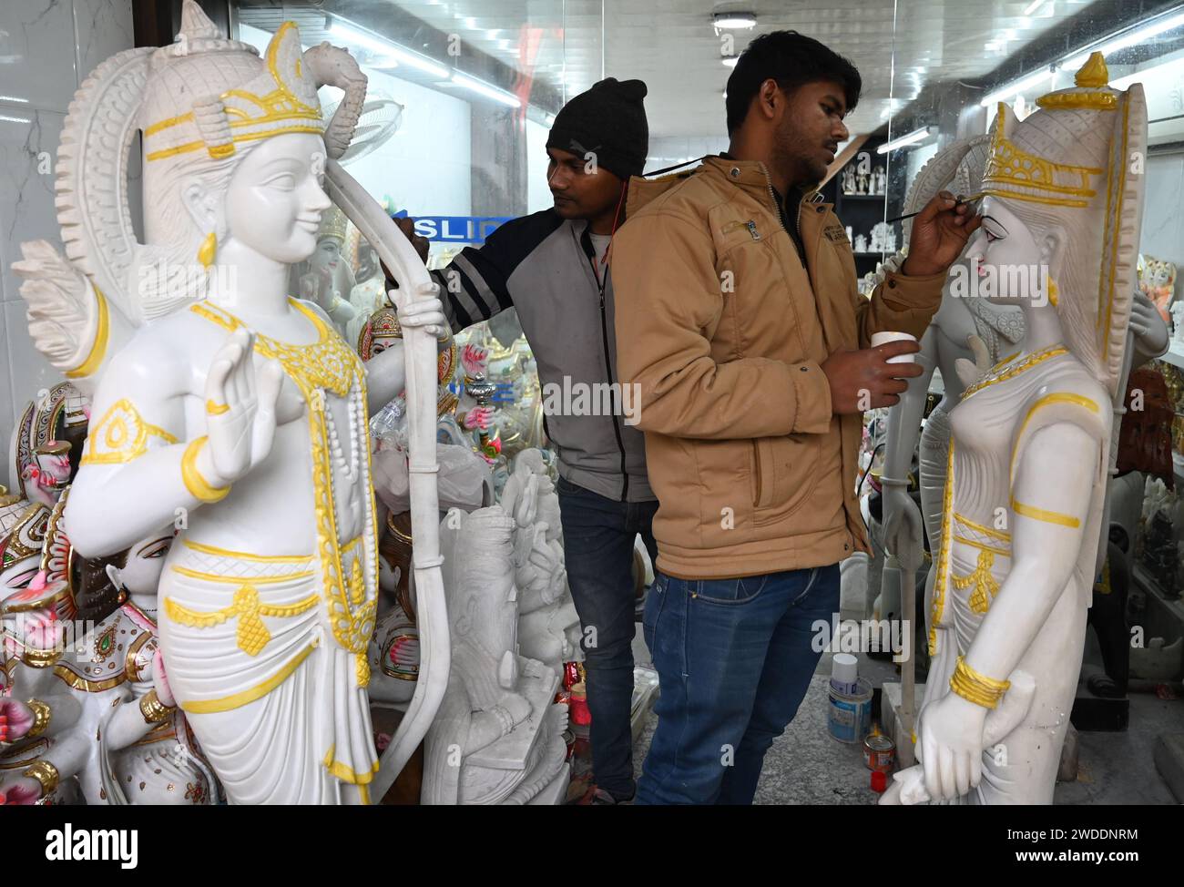 NEW DELHI, INDE - JANVIER 19 : un ouvrier peint une idole de Lord RAM, Sita et Laxman Gods dans un magasin à Qutab Road le 19 janvier 2024 à New Delhi, en Inde. Vente de RAM Darbar Murtis ont été mis en place avant la cérémonie de consécration de Shri RAM Lalla Idol au temple Ayodhya. La cérémonie de consécration aura lieu le 22 janvier. Il y a beaucoup d'enthousiasme parmi les gens. Les maisons, les marchés et les temples sont décorés pour l'occasion. Les dévots organisent des chemins Ramayana dans les temples de tout le pays.(photo de Sonu Mehta/Hindustan Times/Sipa USA) Banque D'Images