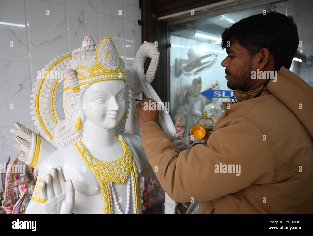 NEW DELHI, INDE - JANVIER 19 : un ouvrier peint une idole de Lord RAM, Sita et Laxman Gods dans un magasin à Qutab Road le 19 janvier 2024 à New Delhi, en Inde. Vente de RAM Darbar Murtis ont été mis en place avant la cérémonie de consécration de Shri RAM Lalla Idol au temple Ayodhya. La cérémonie de consécration aura lieu le 22 janvier. Il y a beaucoup d'enthousiasme parmi les gens. Les maisons, les marchés et les temples sont décorés pour l'occasion. Les dévots organisent des chemins Ramayana dans les temples de tout le pays.(photo de Sonu Mehta/Hindustan Times/Sipa USA) Banque D'Images