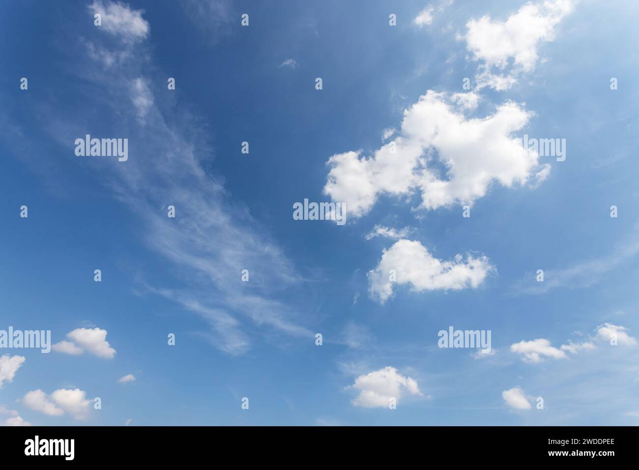 Fond de Ciel bleu avec des nuages blancs Banque D'Images
