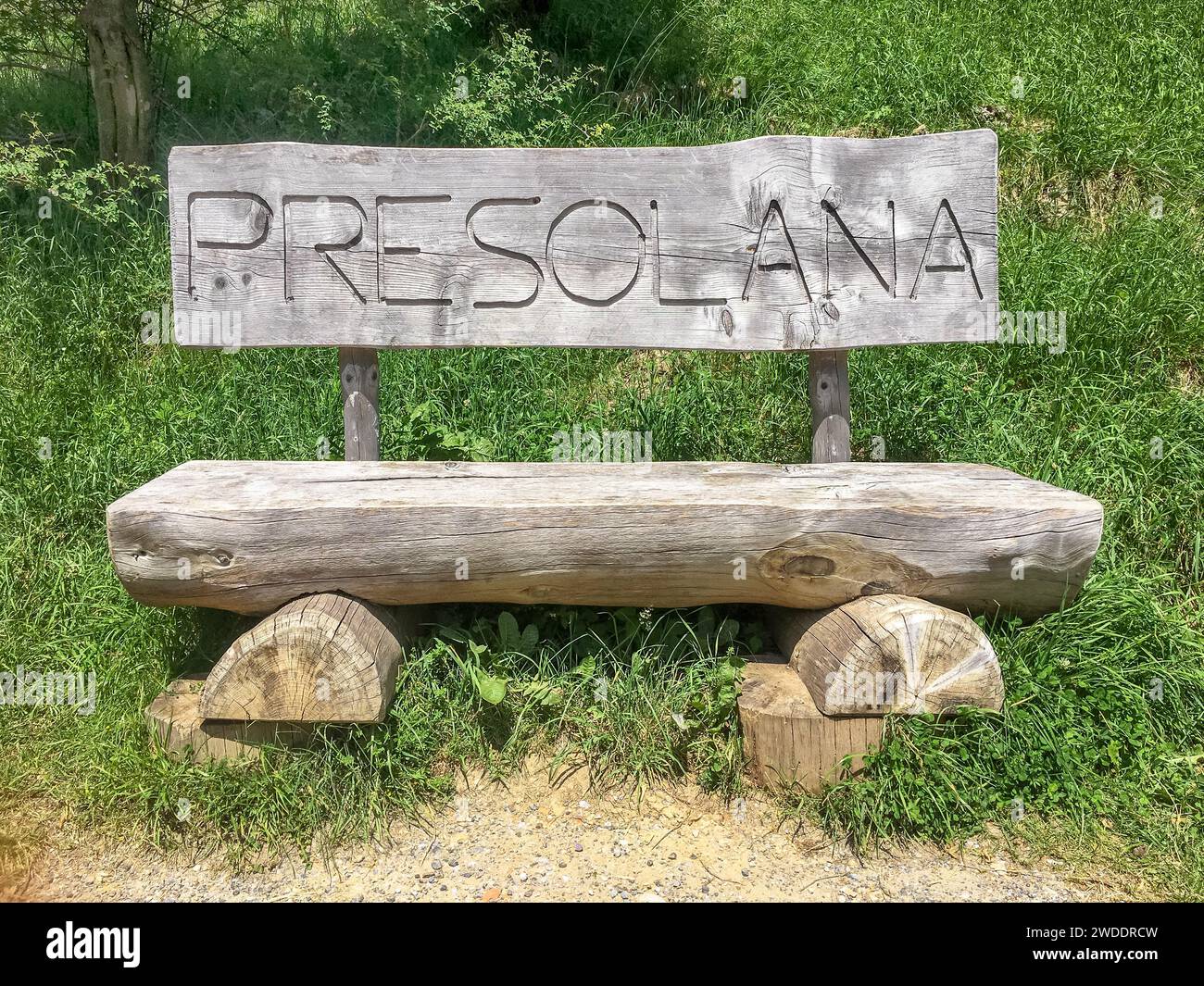 Banc en bois. Le col de Presolana est un col alpin dans les Préalpes de Bergame, qui relie la vallée de Seriana et sa branche Val Borlezza à la Scalve Banque D'Images