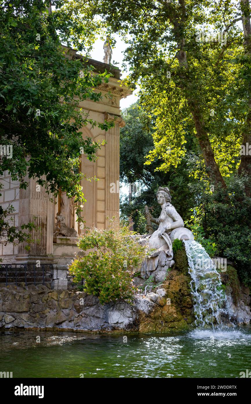 Temple d'Aesculapius, Villa Borghese Lake. Détail statue de fontaine d'eau. Rome, Italie Banque D'Images