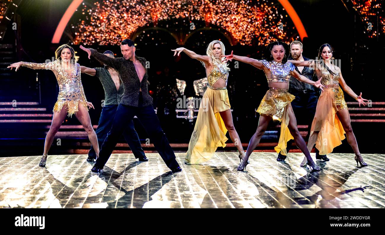 Robbie Kmetoni, Jake Leigh, Nadiya Bychkova, Nikita Kuzmin, Jowita Przystal, Vito Coppola, Carlos Gu, Neil Jones, Kai Widdrington, Katya Jones et Nancy Xu préforment au lancement du Strictly Come Dancing the Live Tour à l'Utilita Arena Birmingham Banque D'Images