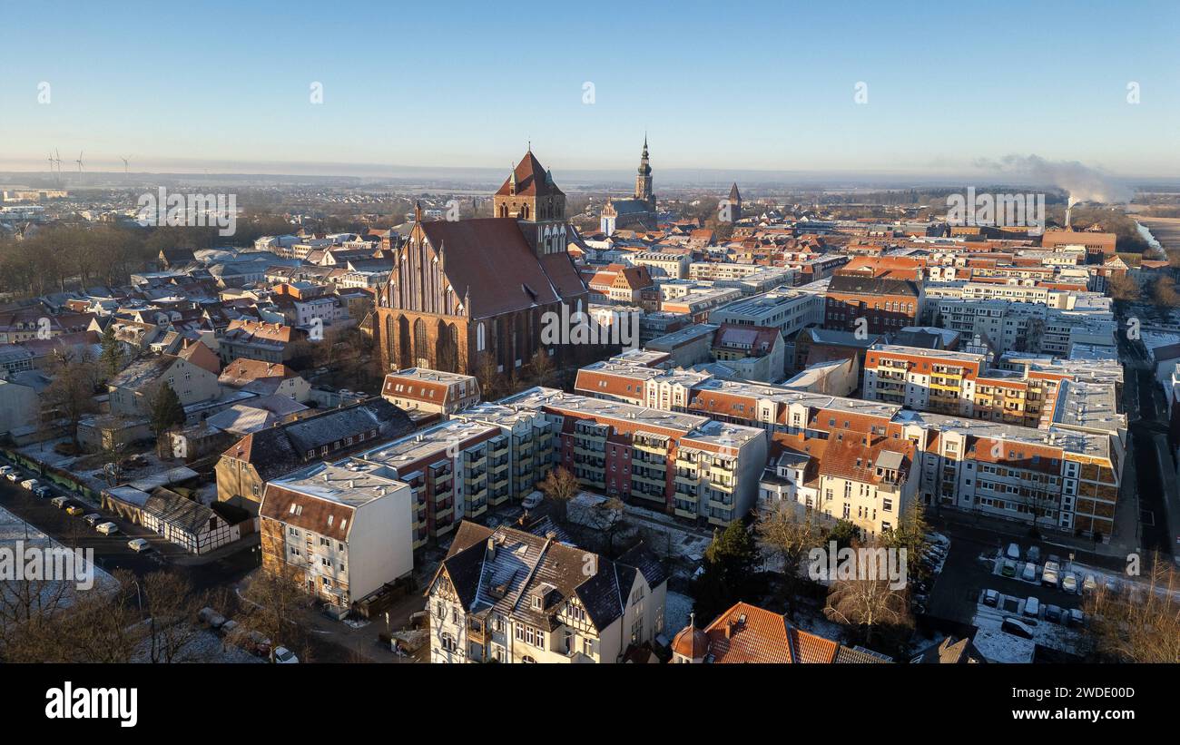 Blick auf die Innenstadt von Greifswald mit seinen drei großen Kirchen St. Marien, rue Dom Nikolai und St. Jakobi v.l.n.r. Greifswald, Hansestadt, HGW, MV, Mecklenburg-Vorpommern, Vorpommern, Tourismus, Reisen, Urlaub, Drohne, 2024, hiver *** vue du centre-ville de Greifswald avec ses trois grandes églises St Marien, Dom St Nikolai et St Jakobi de l n r Greifswald, ville hanséatique, HGW, MV, Mecklenburg Vorpommern, Poméranie occidentale, tourisme, voyage, vacances, drone, 2024, hiver Banque D'Images