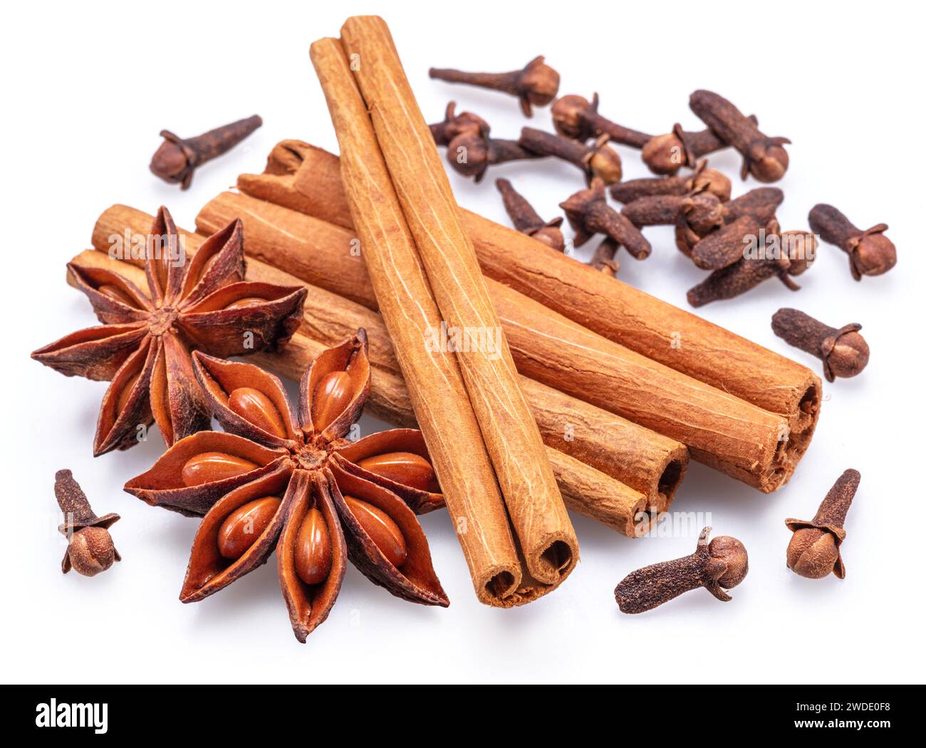 Beaucoup de trois épices pour le vin chaud – anis étoilé, cannelle et clou de girofle sur fond blanc. Grand fond d'épices pour vos projets. Banque D'Images