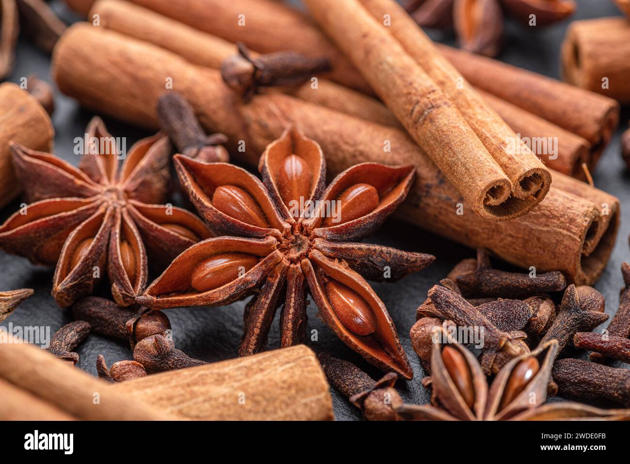 Beaucoup de trois épices pour le vin chaud – anis étoilé, cannelle et clou de girofle, macro. Excellent arrière-plan pour vos projets. Banque D'Images