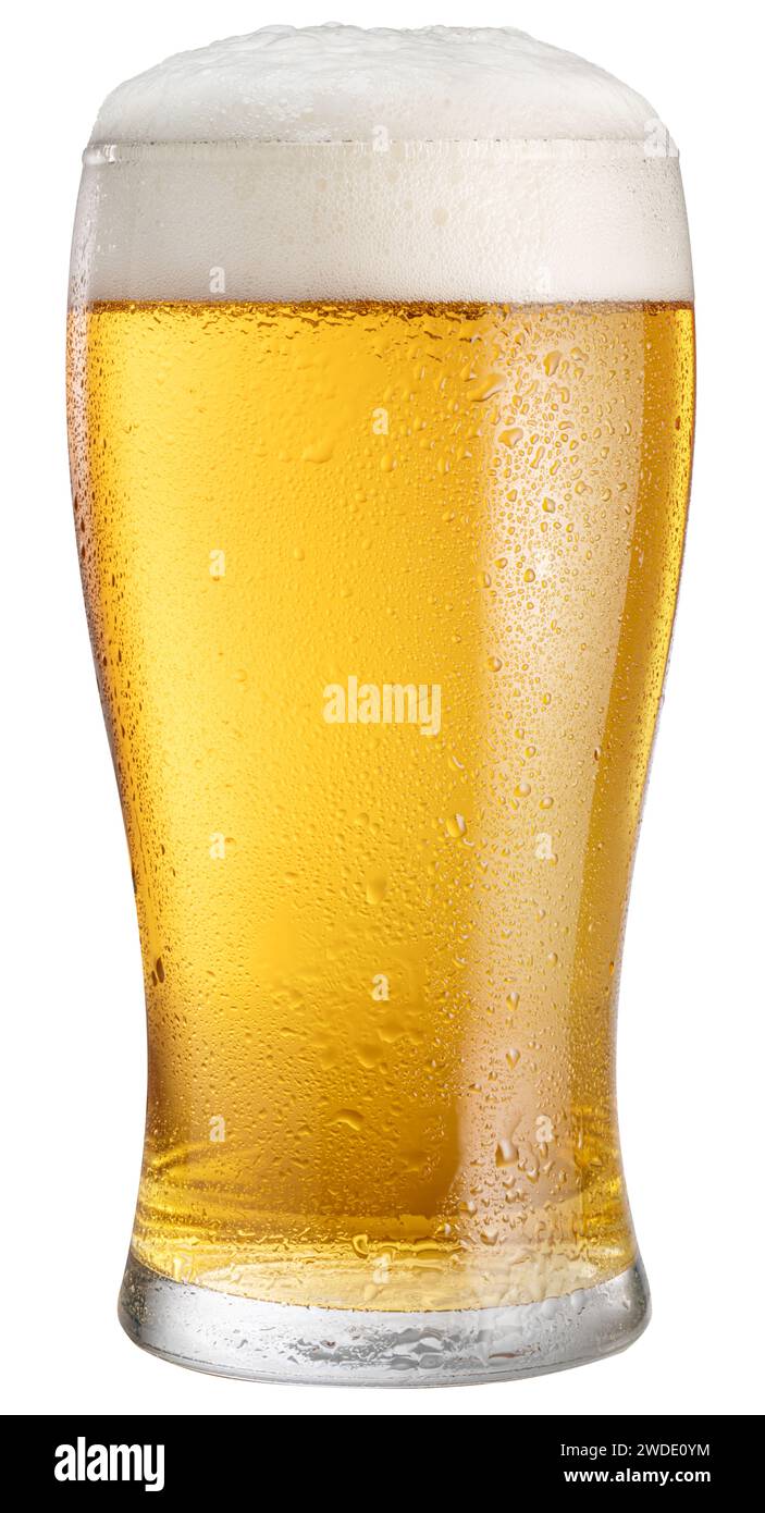 Verre de bière légère réfrigérée avec tête de mousse de bière isolée sur fond blanc. Masque. Banque D'Images