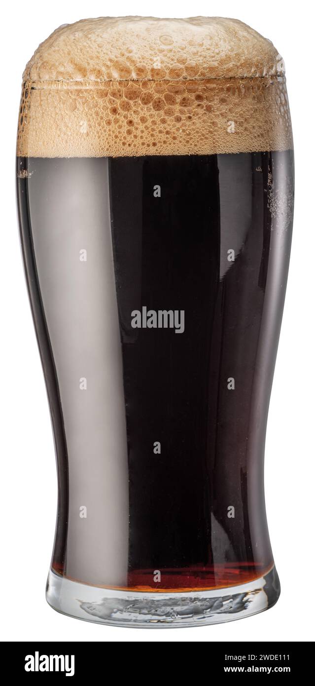 Verre de bière brune réfrigérée avec tête de mousse de bière isolée sur fond blanc. Masque. Banque D'Images