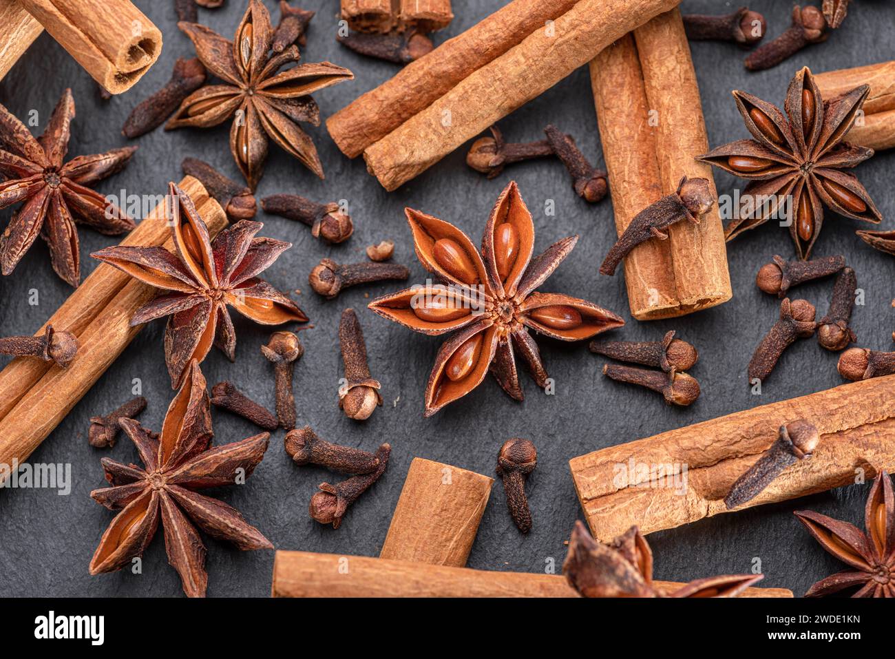 Beaucoup de trois épices pour le vin chaud – anis étoilé, cannelle et clou de girofle, macro. Excellent arrière-plan pour vos projets. Banque D'Images