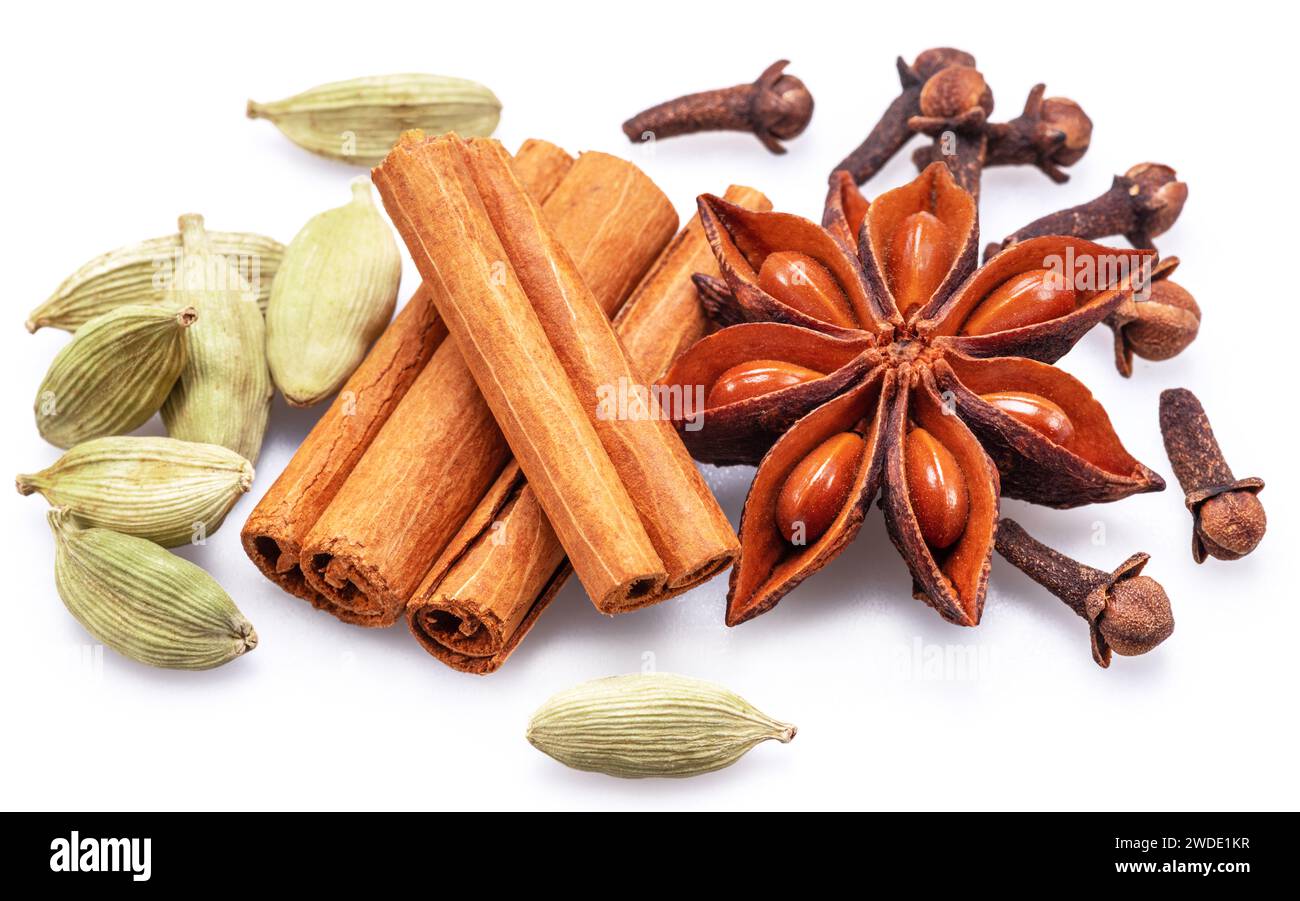 Beaucoup de quatre épices pour le vin chaud – anis étoilé, cannelle, cardamome et clou de girofle sur fond blanc. Grand fond d'épices pour vos projets. Banque D'Images