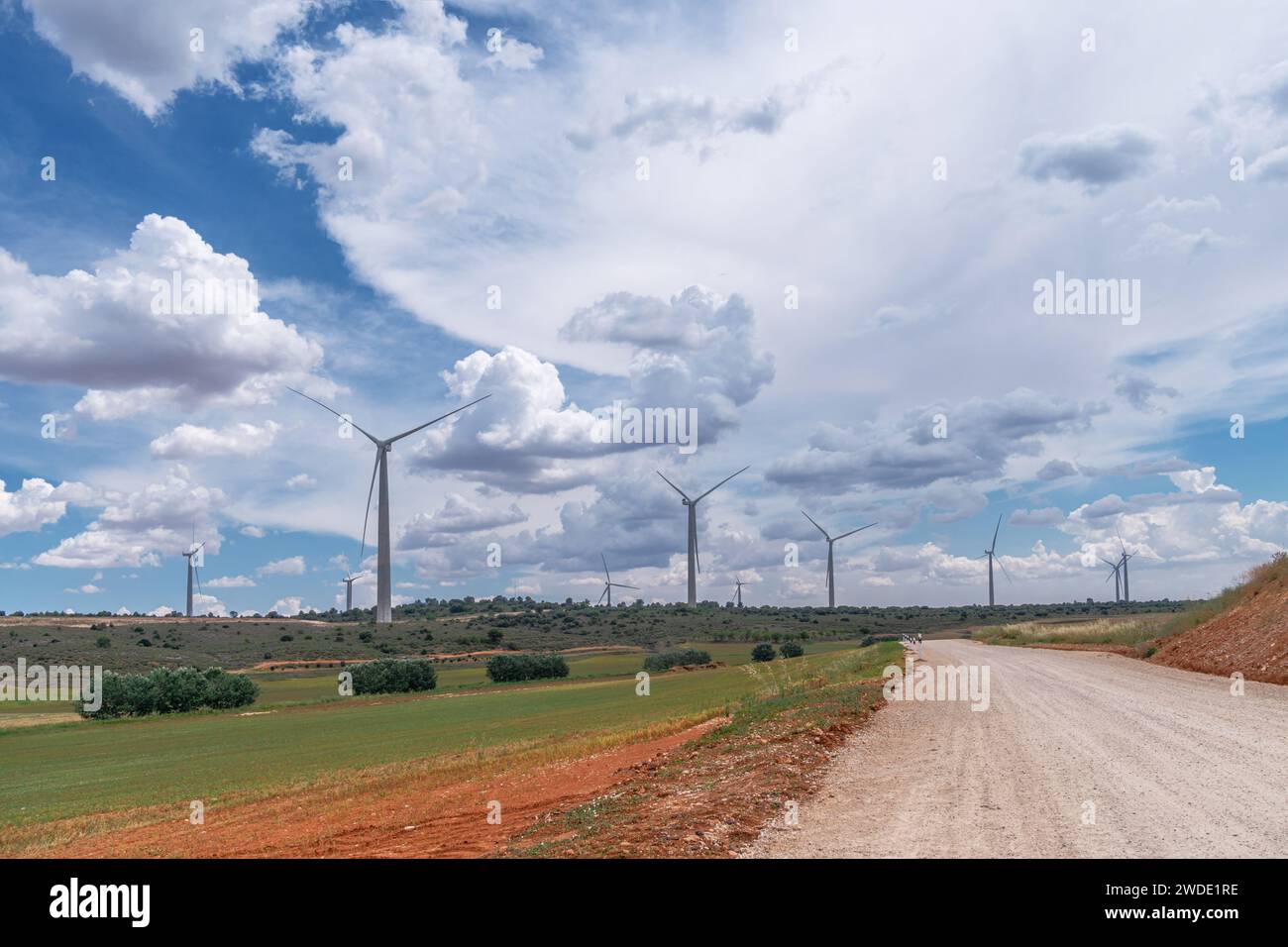 Éoliennes dans le paysage rural et ciel nuageux magnifique à l'arrière-plan. Production écologique d'énergie électrique. Banque D'Images