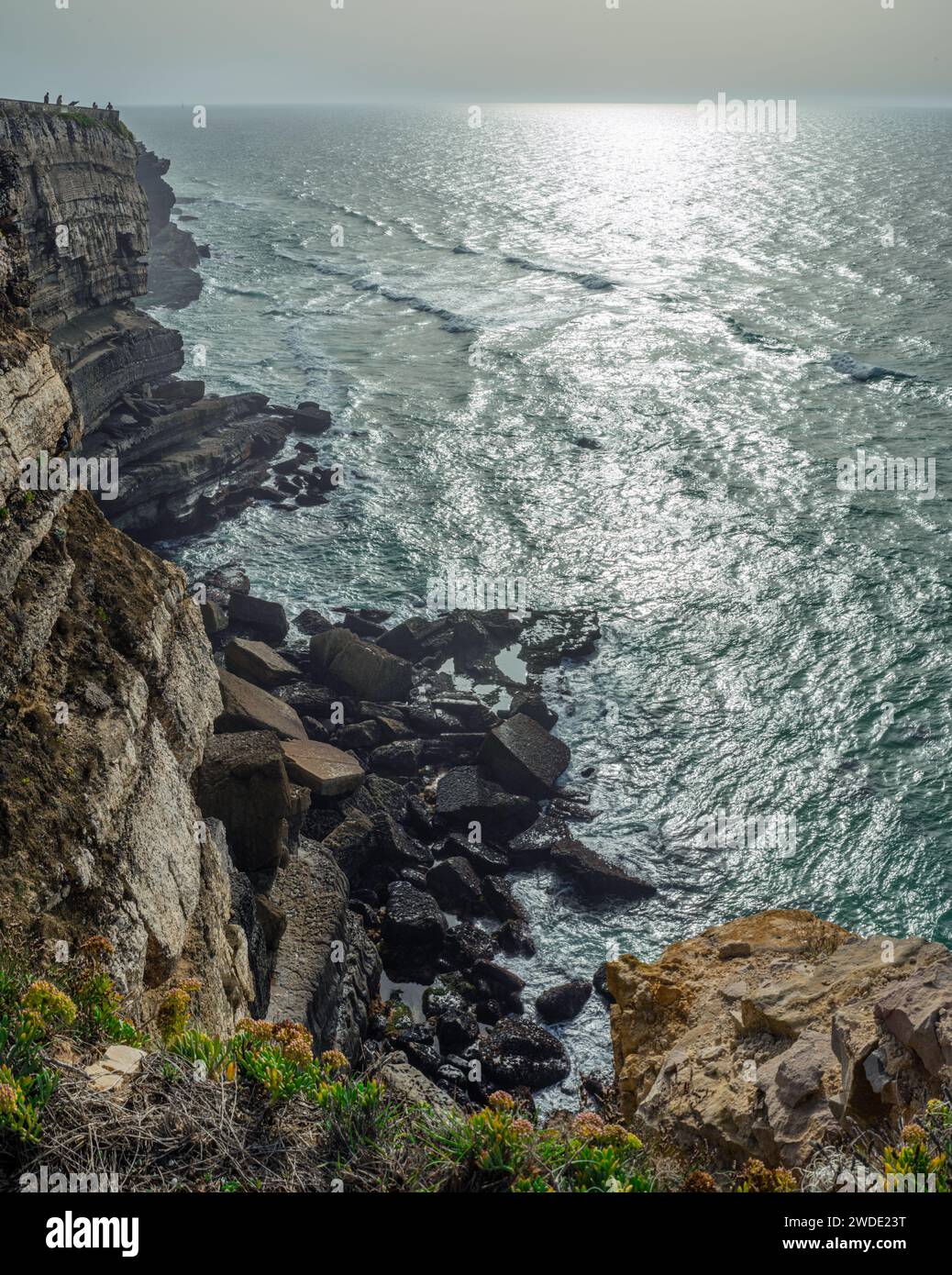 Vagues océaniques approchant la côte rocheuse . Beau fond de nature. Banque D'Images