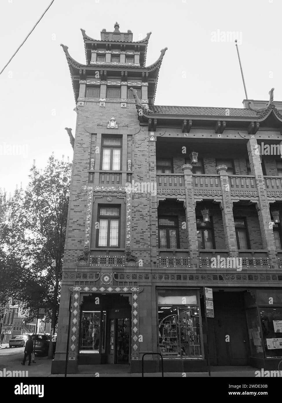 Le Pui Tak Center est un célèbre bâtiment du quartier chinois de Chicago, anciennement connu sous le nom de on Leong Merchants Association Building en noir et blanc Banque D'Images